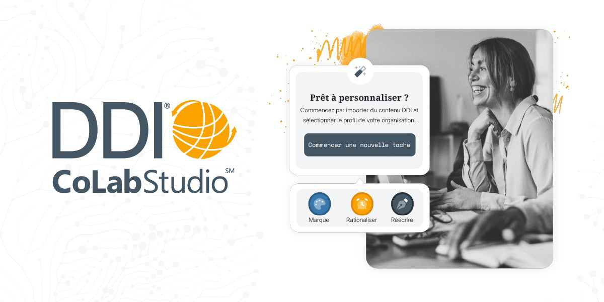 Logo CoLab de DDI avec l’image CoLab d’une femme souriante et regardant les outils de personnalisation qu’elle peut utiliser pour personnaliser le contenu de leadership.