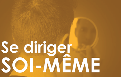 Graphique qui dit « Se diriger soi-même » avec un professionnel des affaires qui se regarde dans un miroir en arrière-plan pour montrer que la valeur des cadres intermédiaires est leur capacité à naviguer dans la visibilité et la vulnérabilité