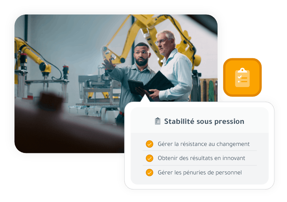Deux employés de fabrication se tiennent debout dans une usine près de bras robotisés, examinant un presse-papiers et discutant des opérations. Le texte superposé se lit comme suit : « Stabilité sous pression » avec des points sur la façon de faire face à la résistance au changement, d’obtenir des résultats malgré les perturbations et de diriger à travers les lacunes en matière de personnel.
